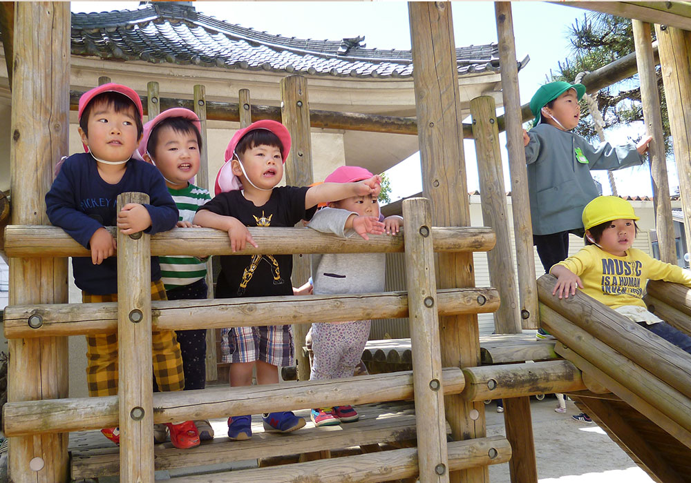 登園・朝のしたく・外あそび